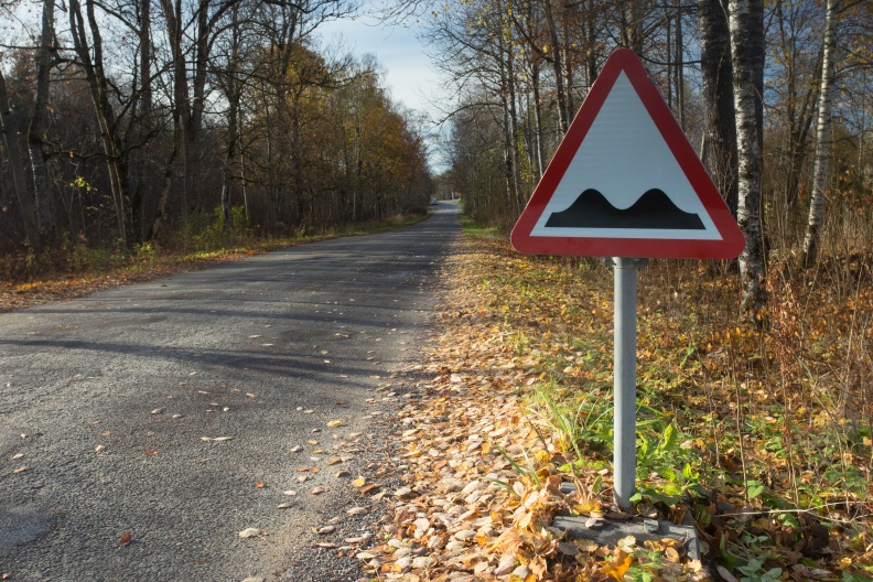 Maanteel hoiatusmärk ebatasane tee
