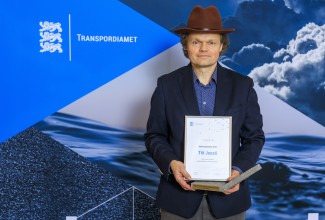 Fotol on auhinnasaaja Tiit Joosti